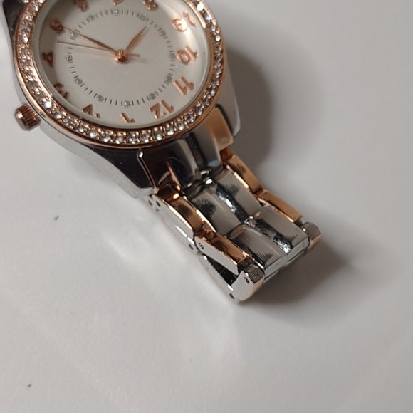 Very Small Pretty Metal Watch - Picture 4 of 10